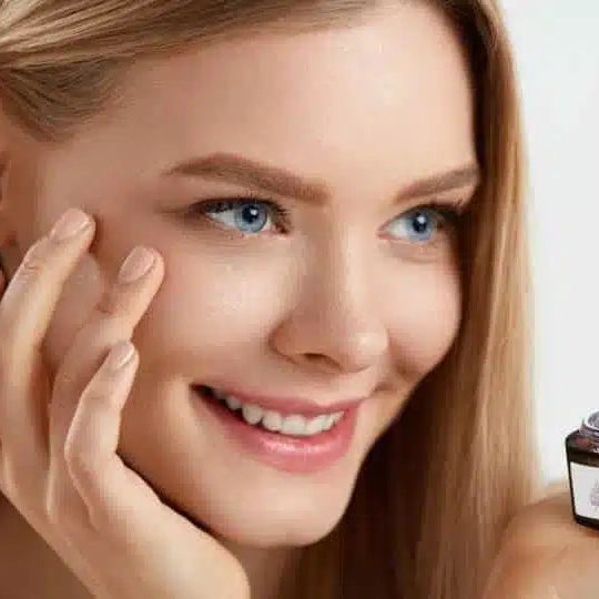 Crema viso antismog alla moringa: pelle levigata e pura in pochi gesti