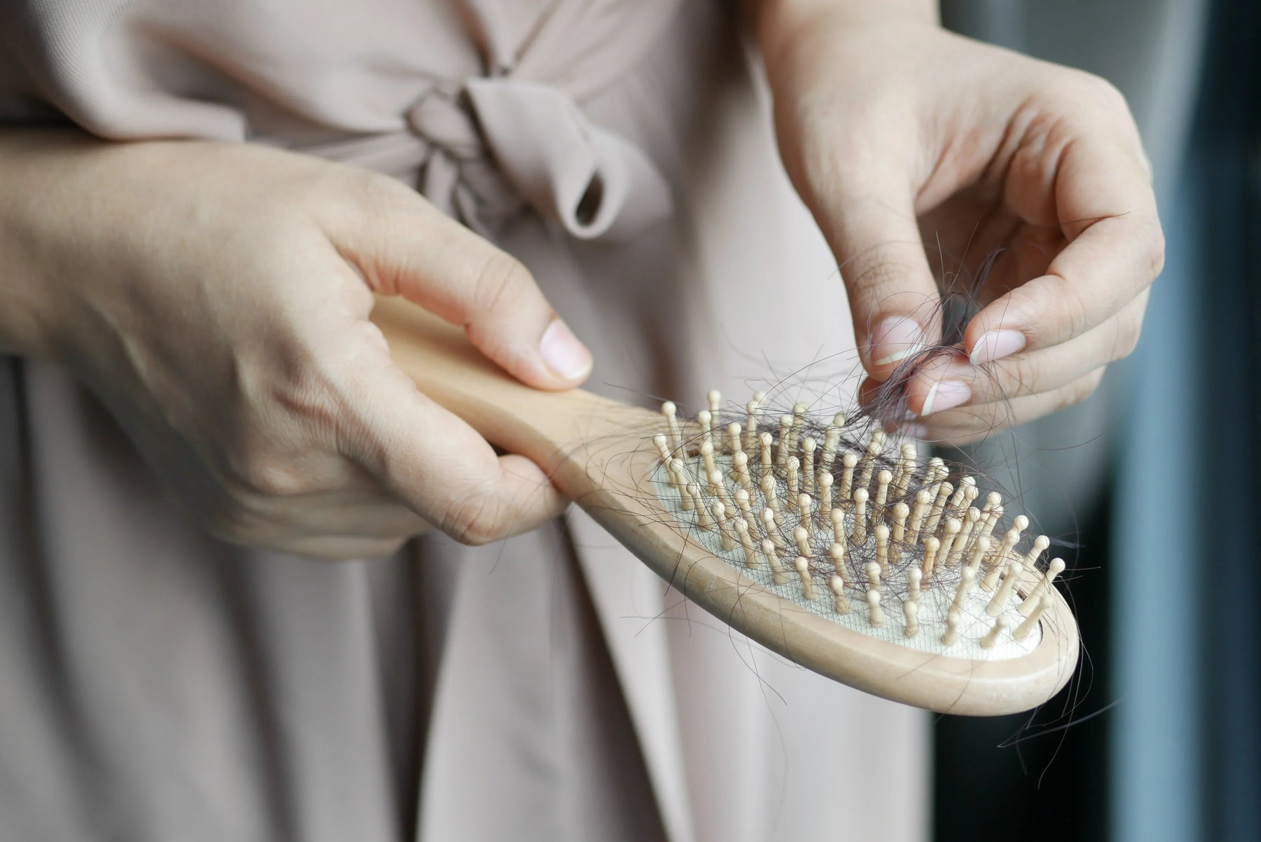 Caduta capelli dopo il parto: cause e rimedi naturali