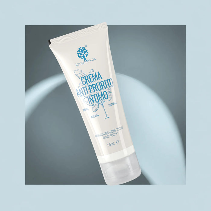 Tubo de la Crema Antipicor Íntimo RedMoringa con aloe vera, caléndula y Moringa de 50 ml sobre fondo azul