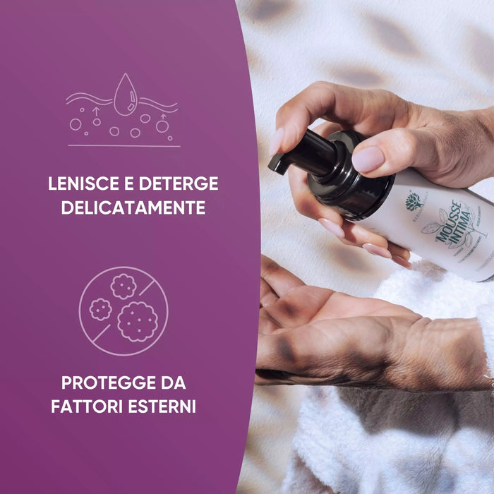 Mani che erogano la Mousse Intima RedMoringa: deterge delicatamente, lenisce e protegge dai fattori esterni