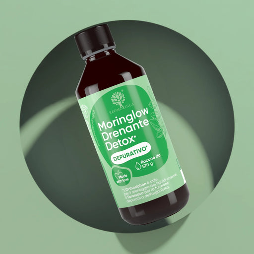 Moringlow Drenante Detox RedMoringa, drenante liquido alla Moringa, flacone da 570 g su sfondo verde