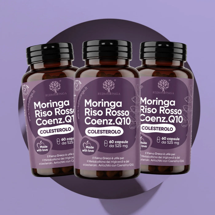 Tre flaconi di Moringa Riso Rosso e Coenzima Q10 RedMoringa da 60 capsule, confezione da 3 su sfondo lilla