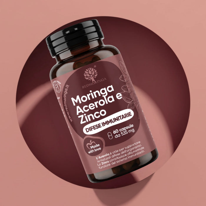 Frasco Moringa Acerola y Zinc RedMoringa, complemento defensas inmunitarias, 60 cápsulas de 535 mg sobre fondo rosa
