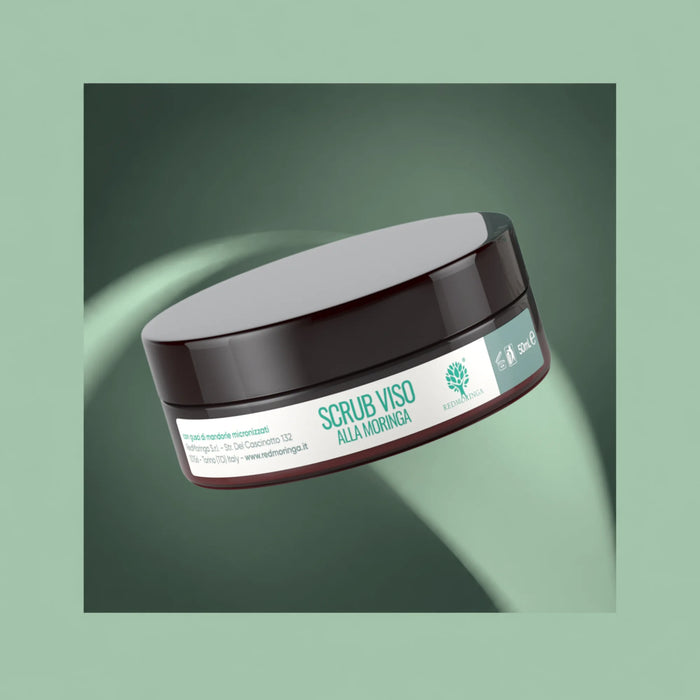 Exfoliante facial natural con Moringa RedMoringa, tarro de 50 ml para pieles grasas y delicadas sobre fondo verde