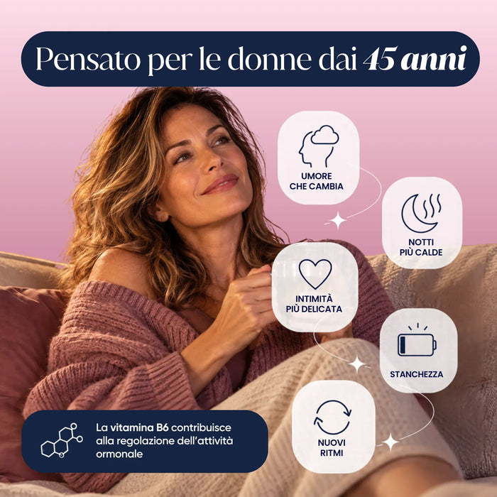 Donna sorridente sul divano con i cambiamenti dai 45 anni: umore, notti più calde, intimità, stanchezza; In&Out RedMoringa